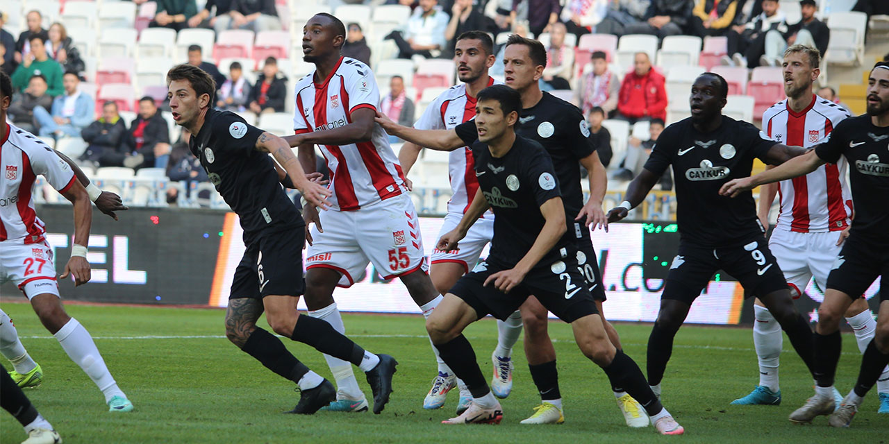 Çaykur Rizespor Öne Geçtiği Maçta Sivas'a 2-1 Kaybetti