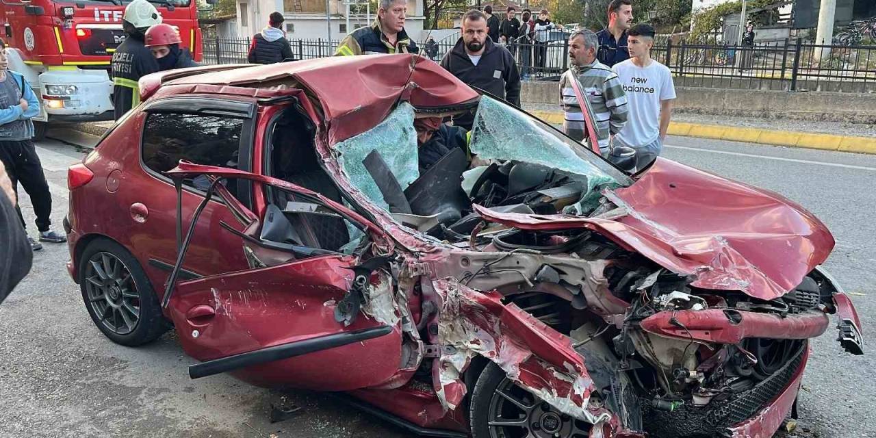 Kamyonete Çarpan Otomobil Hurdaya Döndü: 1 Yaralı