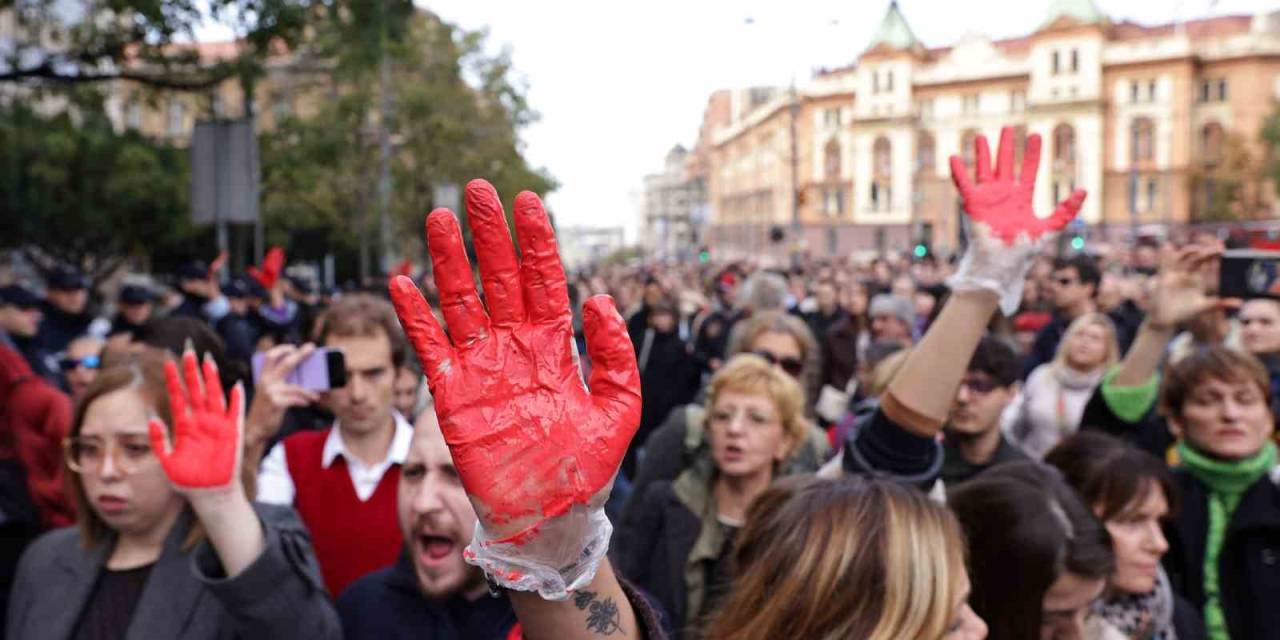 Sırbistan’da Tren İstasyonu Kazası Protesto Edildi