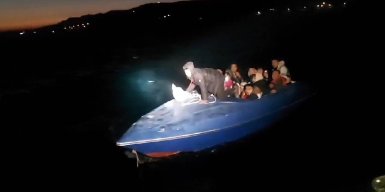 Çanakkale Açıklarında Sürüklenen Teknedeki 17 Kaçak Göçmen Kurtarıldı