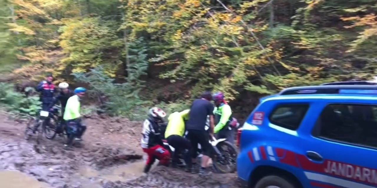 Çamura Saplanan Motosikletlinin Yardımına Jandarma Yetişti