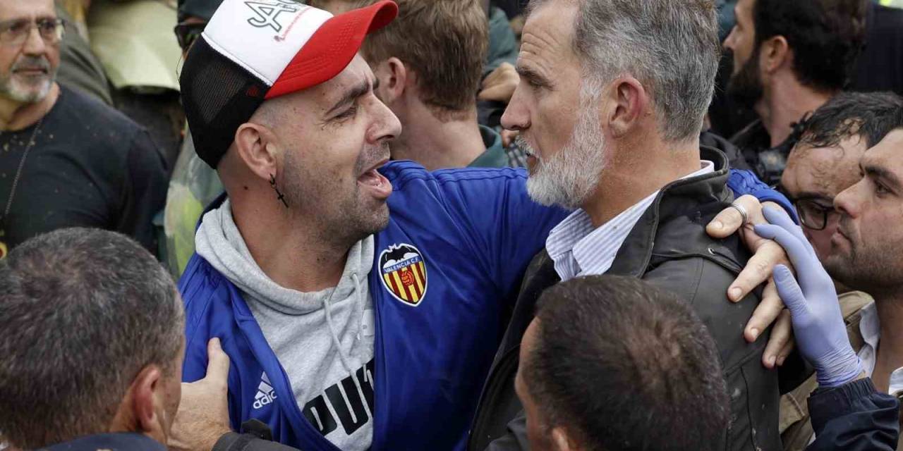 İspanya’da Sel Bölgesini Ziyaret Eden Kral Felipe Ve Başbakan Saznchez’e Saldırı
