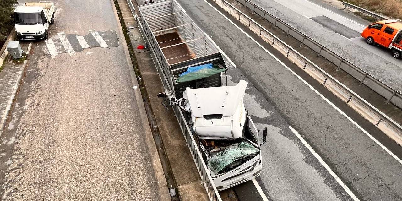 Böyle Kaza Görülmedi: Kamyonun Sıkıştırıp Yoldan Çıkarttığı Tır, Beton Bariyerlere Çarptı