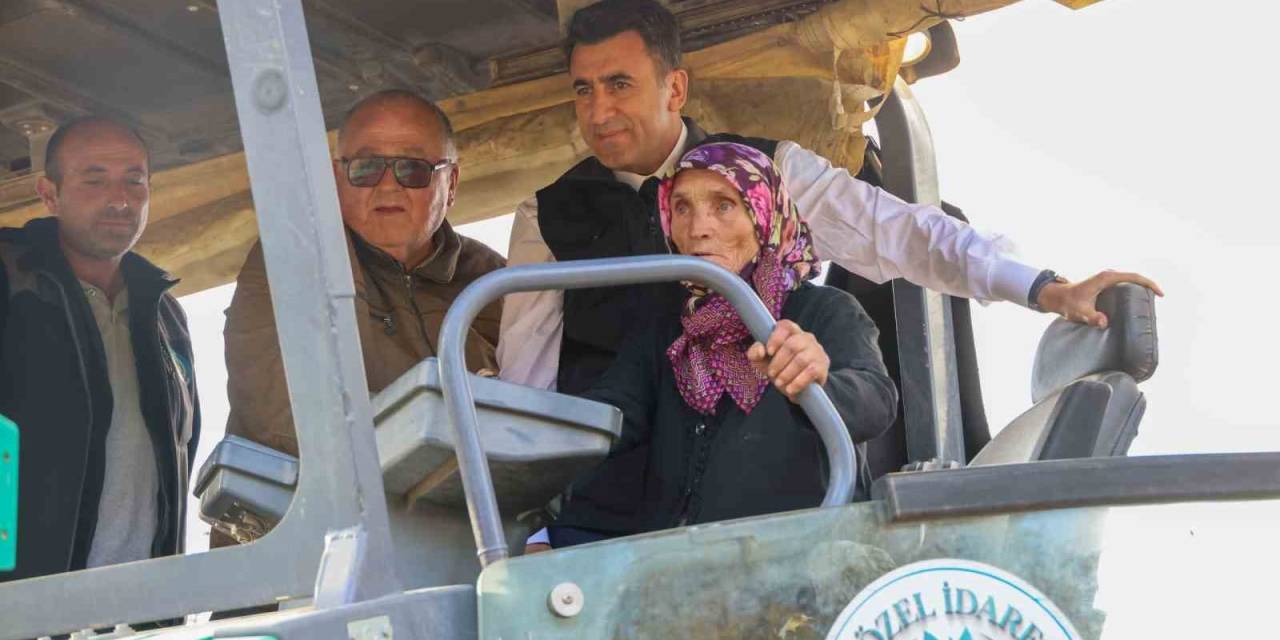 Vali Aygöl, Gülsüm Teyze İle Asfalt Makinesini Kullandı