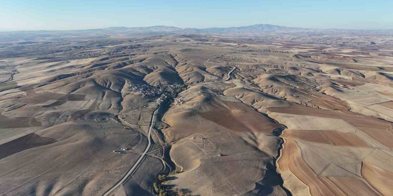 Doğanın Eşsiz Uyumu: Bozkır Dağları Ve Uçsuz Bucaksız Tarım Arazileri