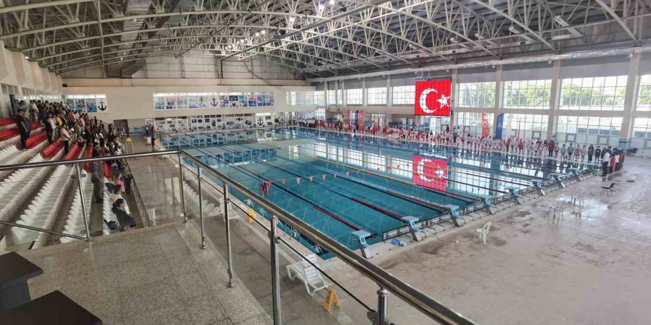 Osmaniye’de 29 Ekim Cumhuriyet Kupası Yüzme Şenliği Düzenlendi