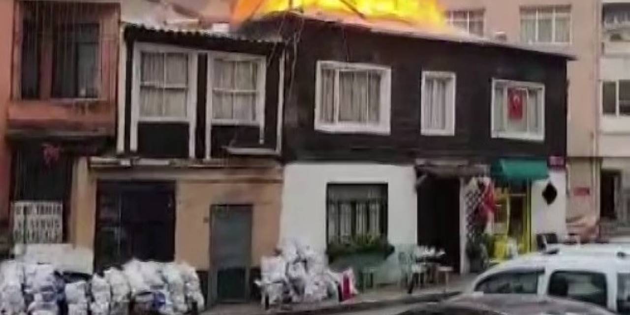 Beşiktaş’ta Korkutan Çatı Yangını: O Anlar Kamerada