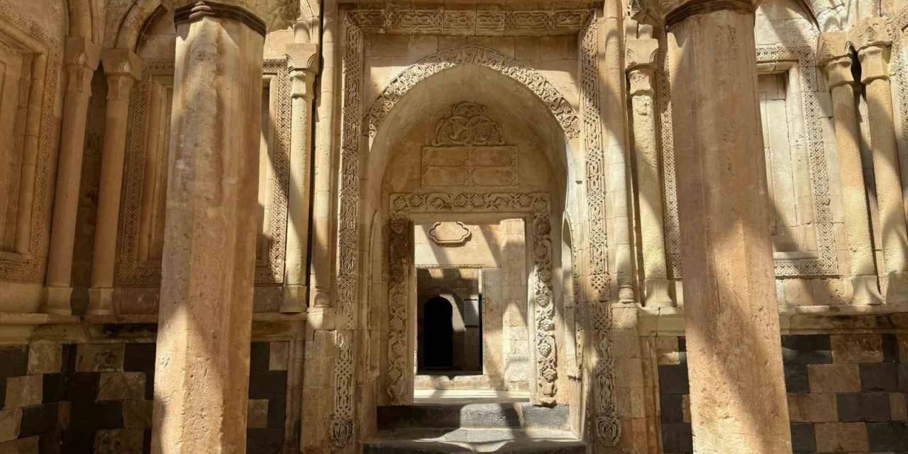 Tarihe Işık Tutan İshak Paşa Sarayı, Ziyaretçi Akınına Uğruyor