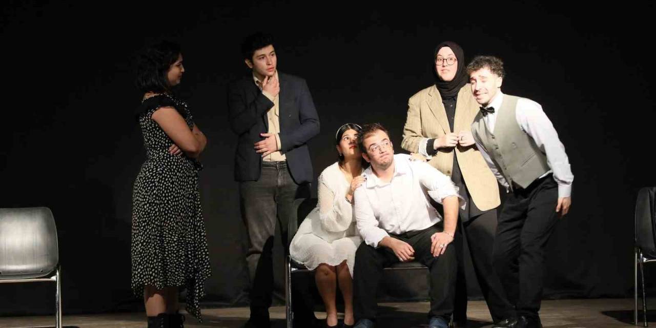 Manisa Cbü’lü Öğrencilerin Sahnelediği ‘Çılgın Dünya’ Kırdı Geçirdi