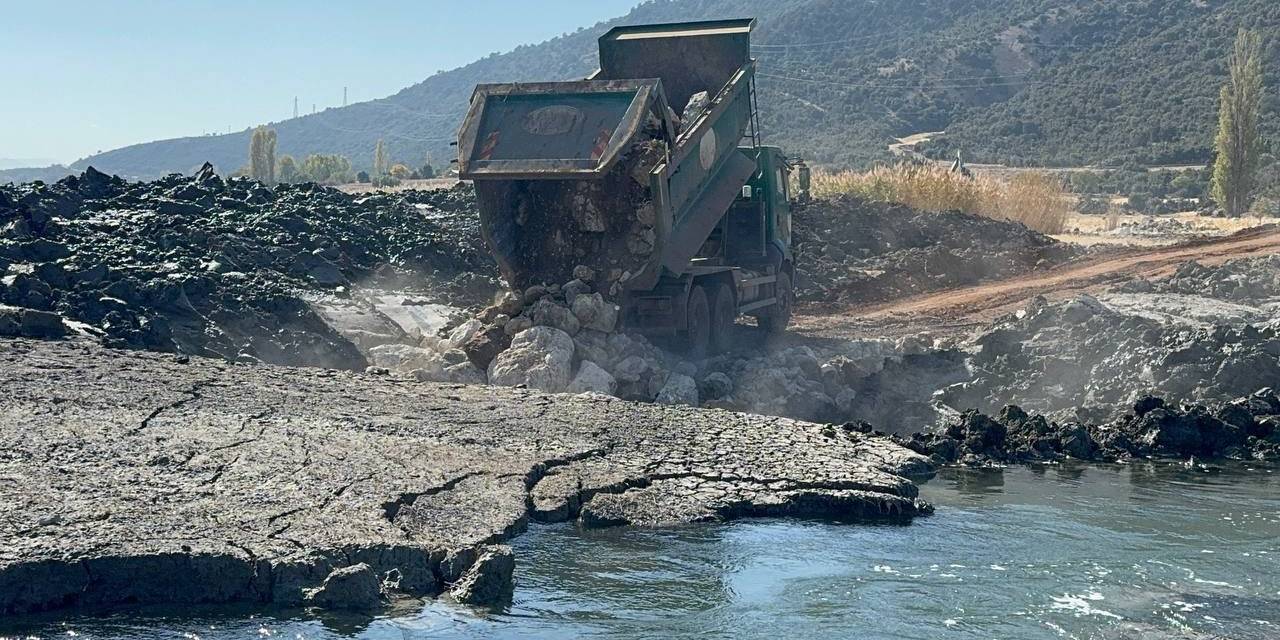 Eğirdir Gölü’nde Oluşan Düdenler İş Makineleriyle Kapatılıyor