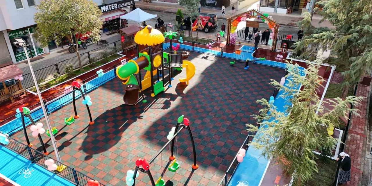 Yenilenen Cumhur Alan Çocuk Parkı Törenle Açıldı