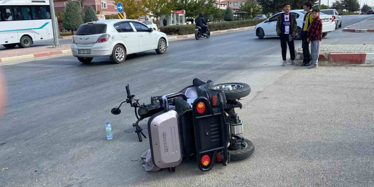 Otomobil İle Çarpışan Elektrikli Bisikletin Sürücüsü Yaralandı