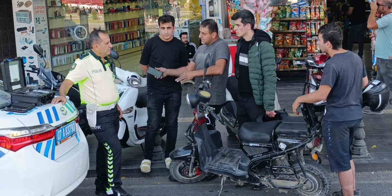 Kırmızı Işık İhlali Yapan Elektrikli Bisiklet, Motosiklete Çarptı:1 Yaralı