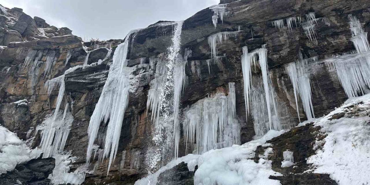 Yüksekova’nın Orşe Vadisindeki Şelalesi Dondu: Harika Görüntüler Oluşturdu