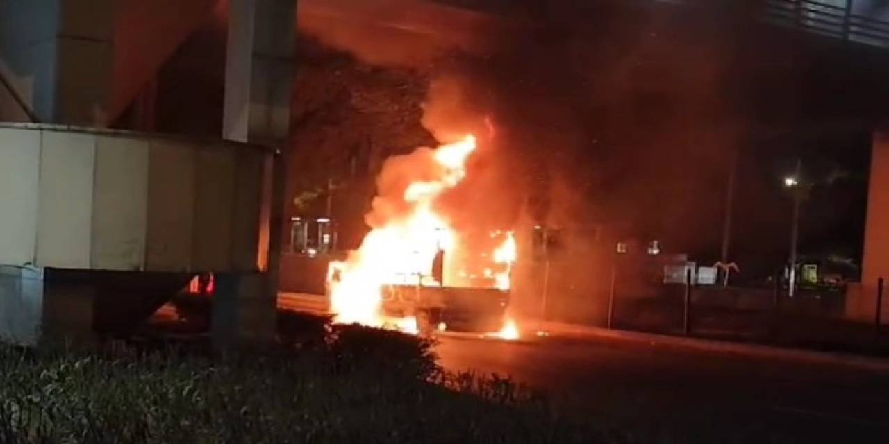 Samsun’da Seyir Halindeki Kamyonet Alev Alev Yandı
