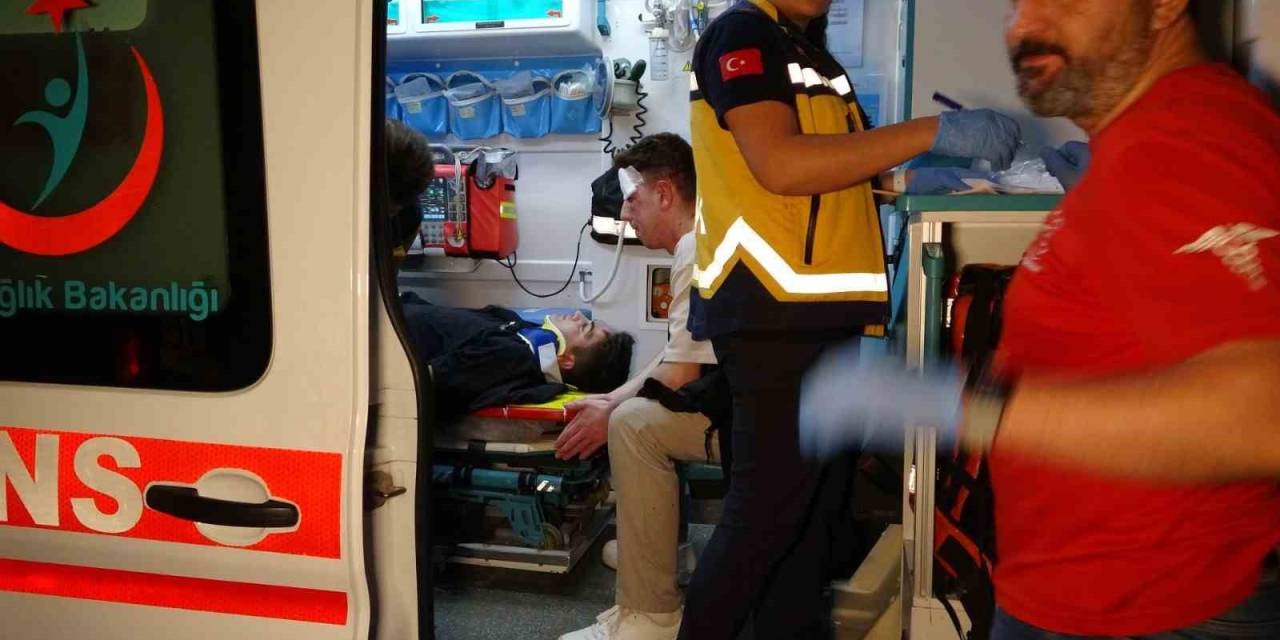 Motosiklet İle Kamyonet Çarpıştı: 2 Yaralı