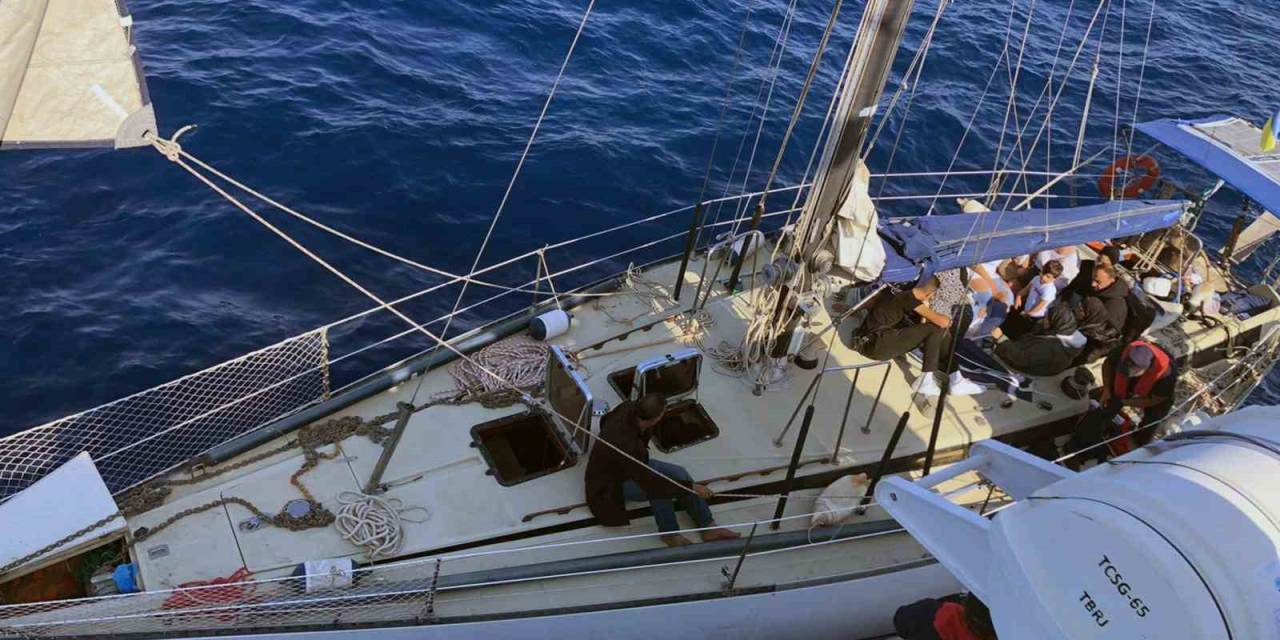 Yelkenli Teknede 2 Göçmen Kaçakçısı Ve 45 Düzensiz Göçmen Yakalandı