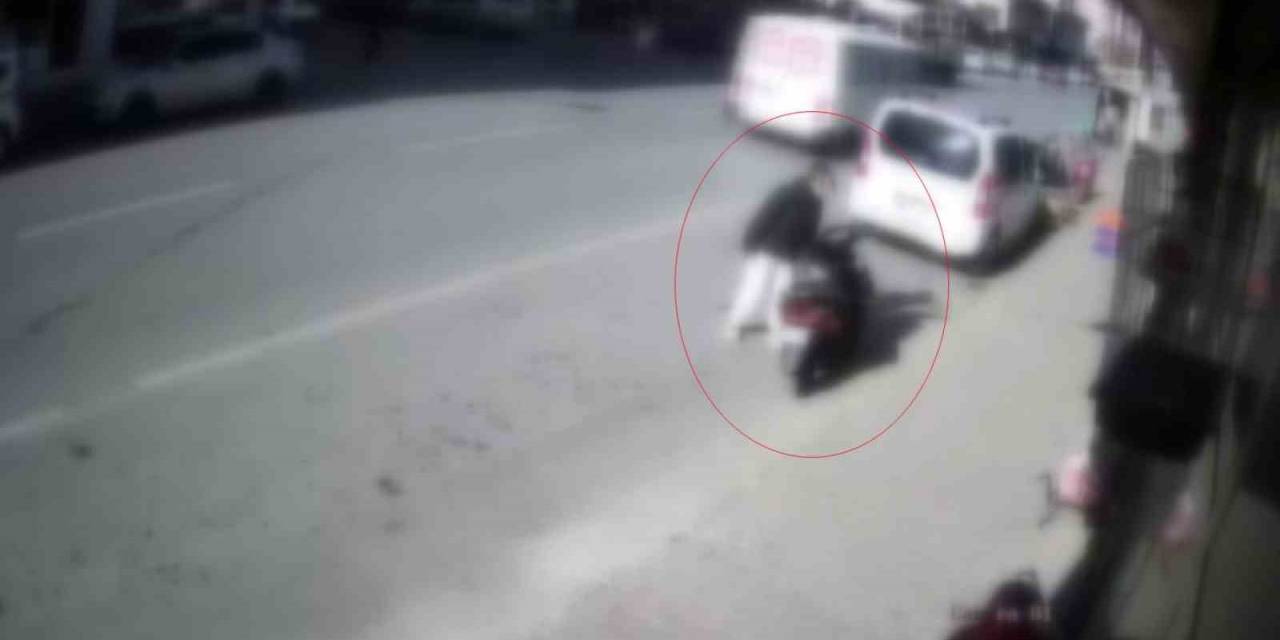 Park Halindeki Motosikletten Cep Telefonu Çaldılar