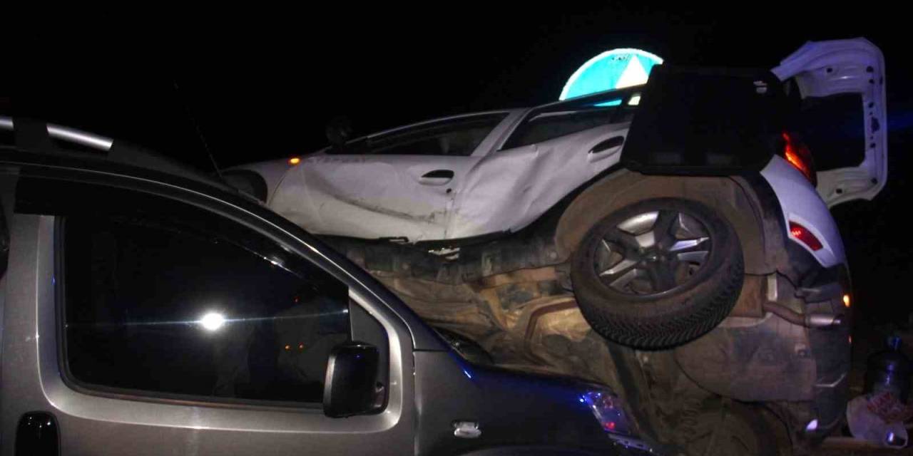 Çanakkale’de İki Araç Çarpıştı; Otomobilde Sıkışan Kadın Ve 4 Aylık Bebek Kazayı Yara Almadan Atlattı