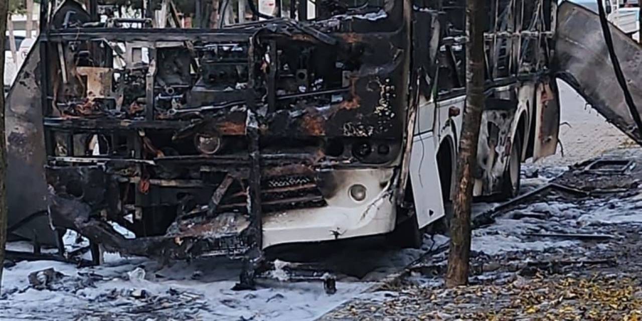 Alev Topuna Dönen Minibüsten Geriye İskeleti Kaldı