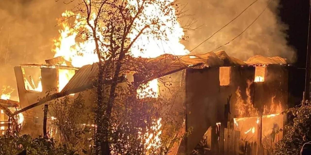 Kastamonu’da İki Katlı Ahşap Ev, Çıkan Yangında Küle Döndü