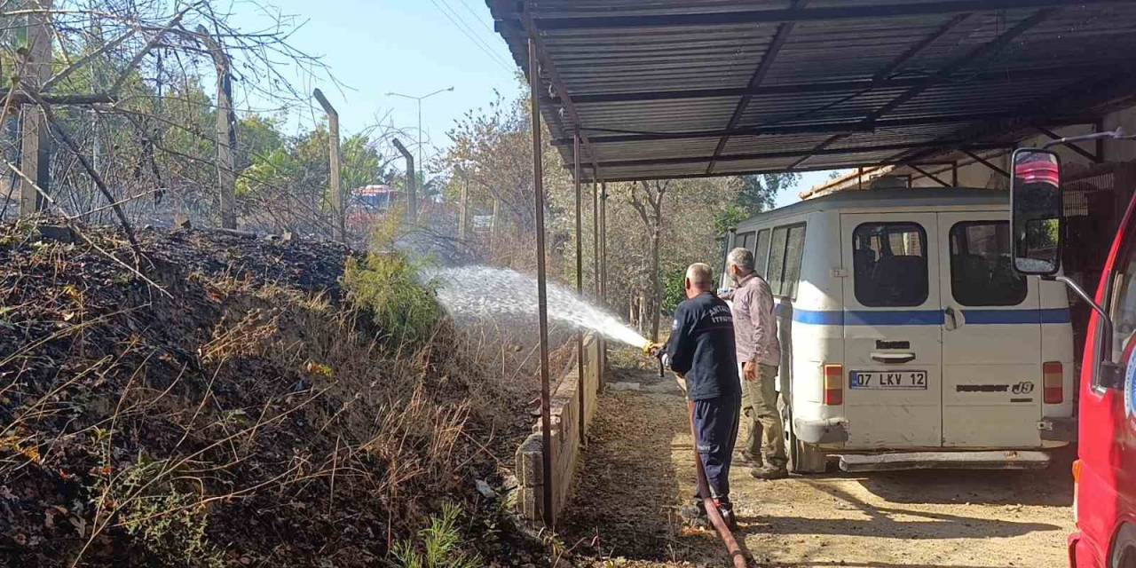 Ağaç Ve Çalılık Yangınında Kirpi Telef Oldu, Kamyonet Zarar Gördü