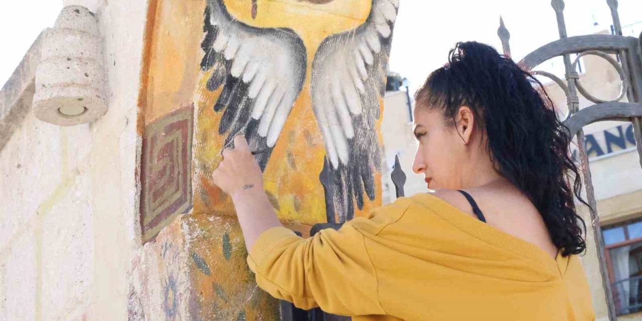 Resimlerini Tuale Değil, Duvara Çiziyor