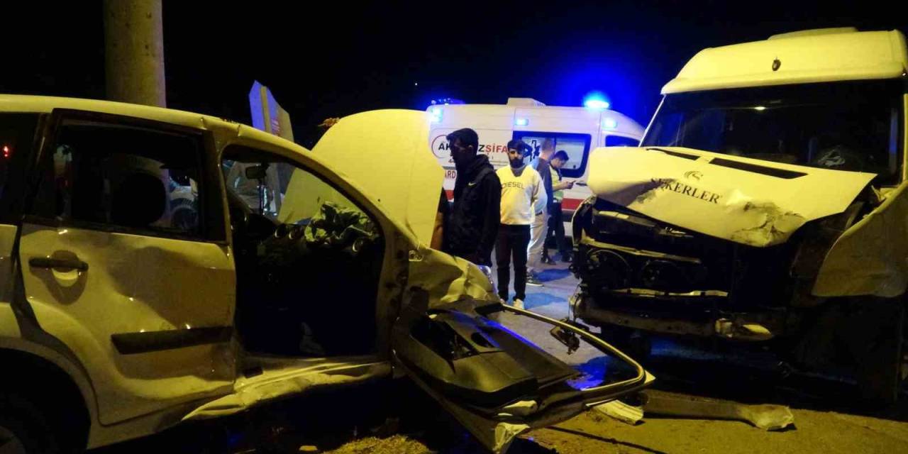 ‘Dur’ Tabelasına Uymayan Araç Minibüsle Çarpıştı: 3 Yaralı