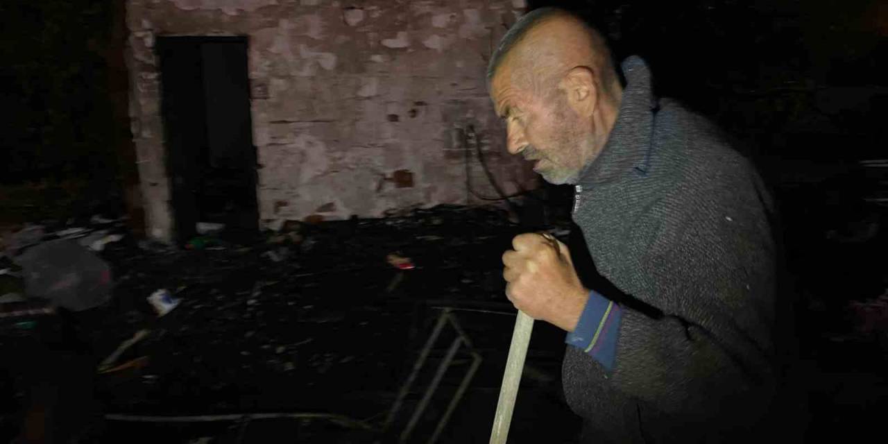 Antalya’da Metruk Evde Çıkan Yangın, Yaşlı Adamı Evsiz Bıraktı
