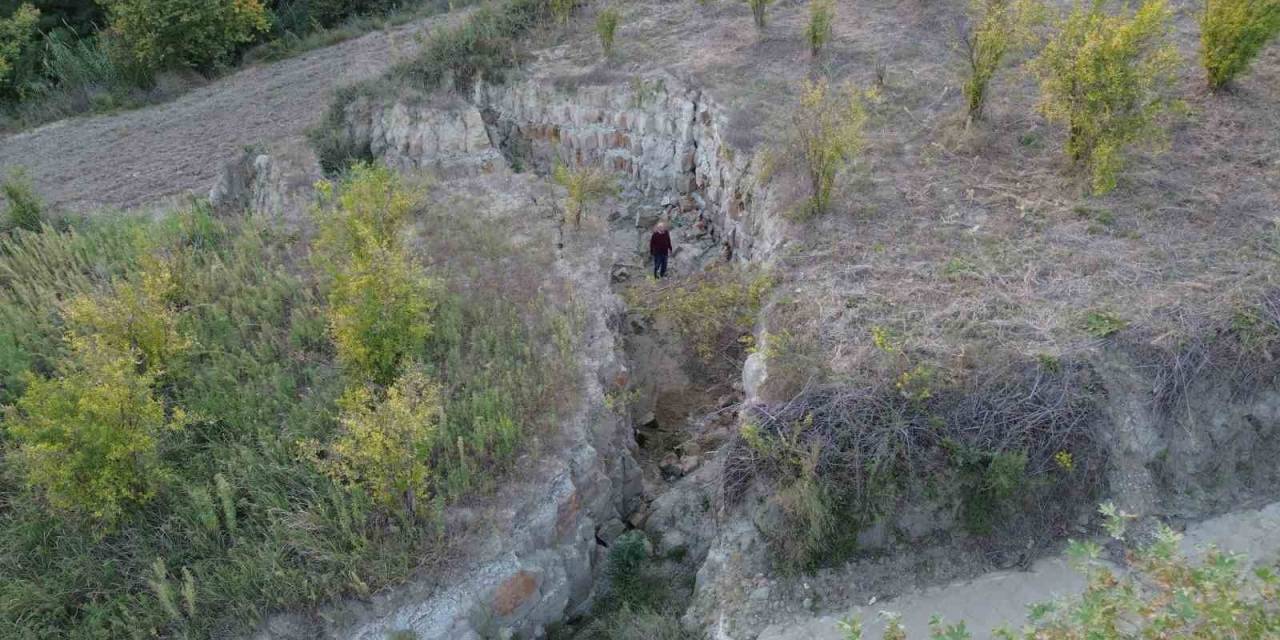Depremin İkiye Böldüğü Tarladaki 4 Metre Derinliğe Sahip Devasa Yarık Görüntüsüyle Ürkütüyor