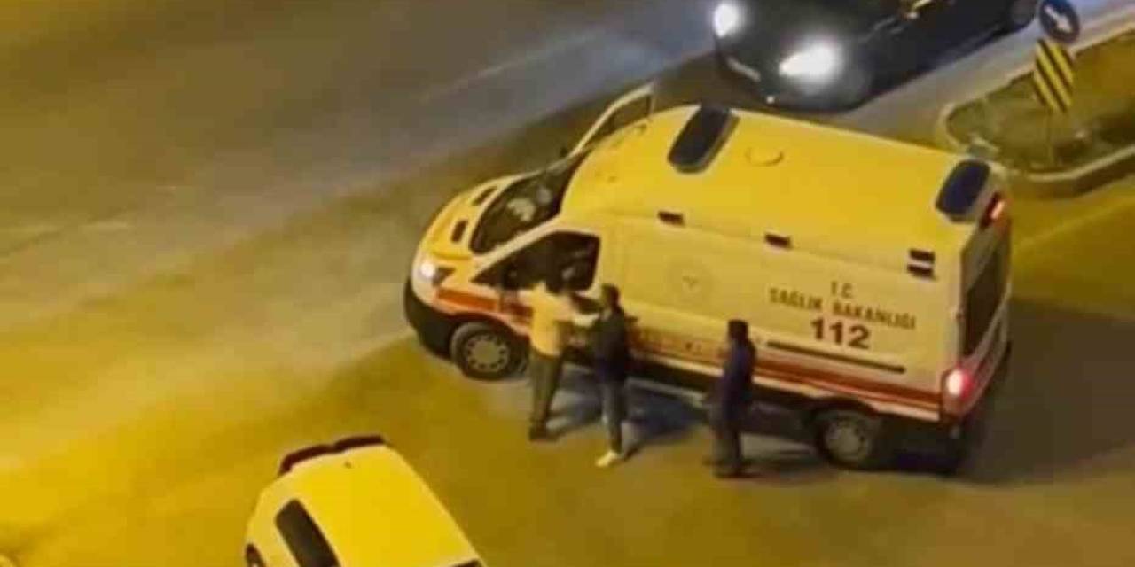 "Beni Tanıyor Musun?" Diyerek Ambulansın Camını Yumrukladı, O Anlar Kamerada