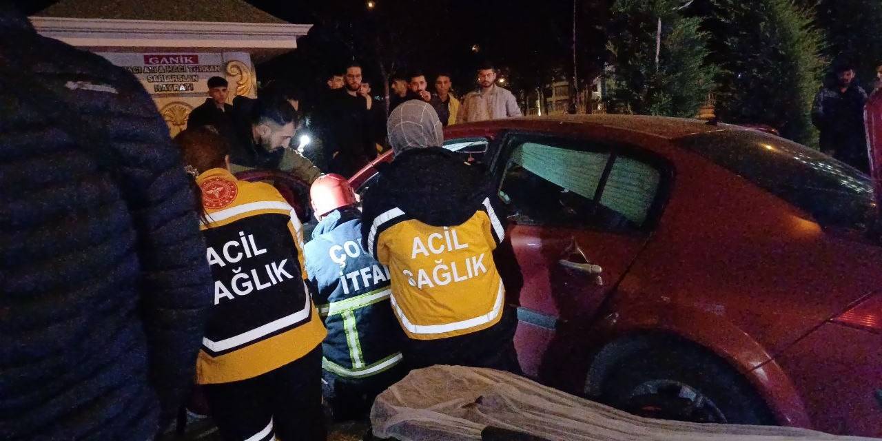 Kontrolden Çıkan Otomobil Park Halindeki Araçlara Çarptı: 1 Yaralı