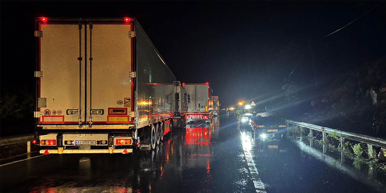 Karadeniz Sahil Yolu heyelan nedeniyle tek yönlü trafiğe kapandı