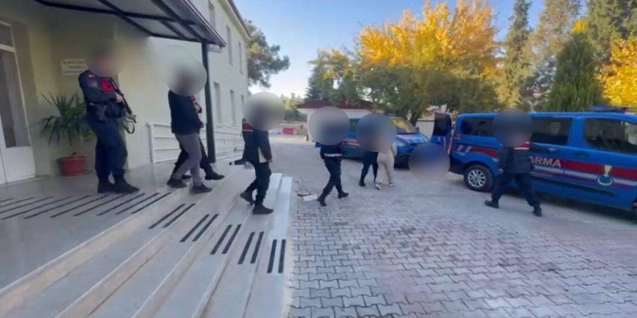 Denizli’de Bıçakla 200 Bin Lira Gasp Eden İki Şüpheli Tutuklandı