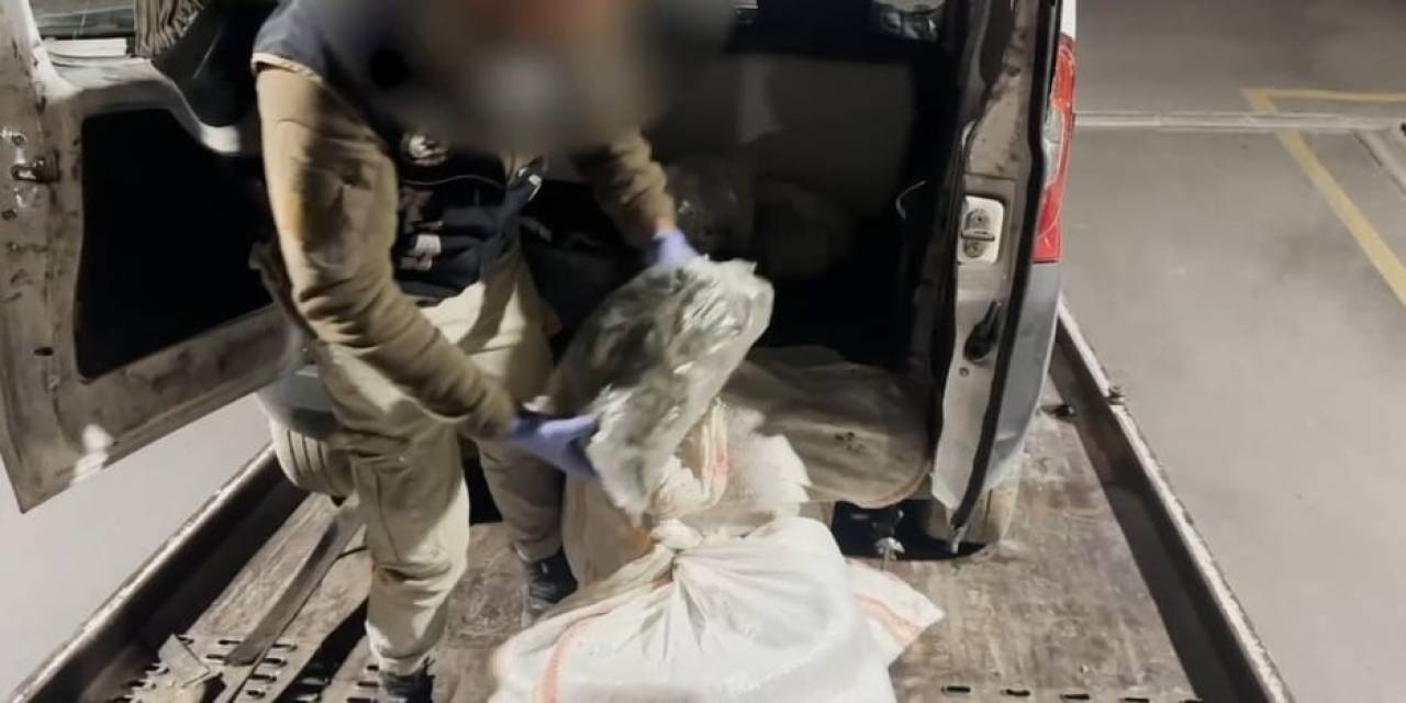 Batman’da ’dur’ İhtarına Uymayarak Polisten Kaçan Kamyonette Yüklü Miktarda Uyuşturucu Yakalandı