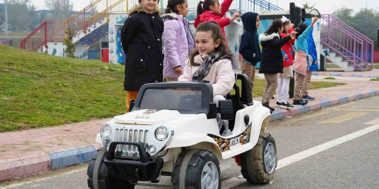 Öğrenciler Trafik Kurallarını Öğreniyor