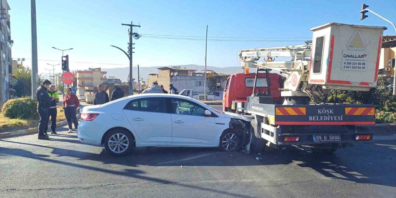 Otomobil Kamyonete Ok Gibi Saplandı