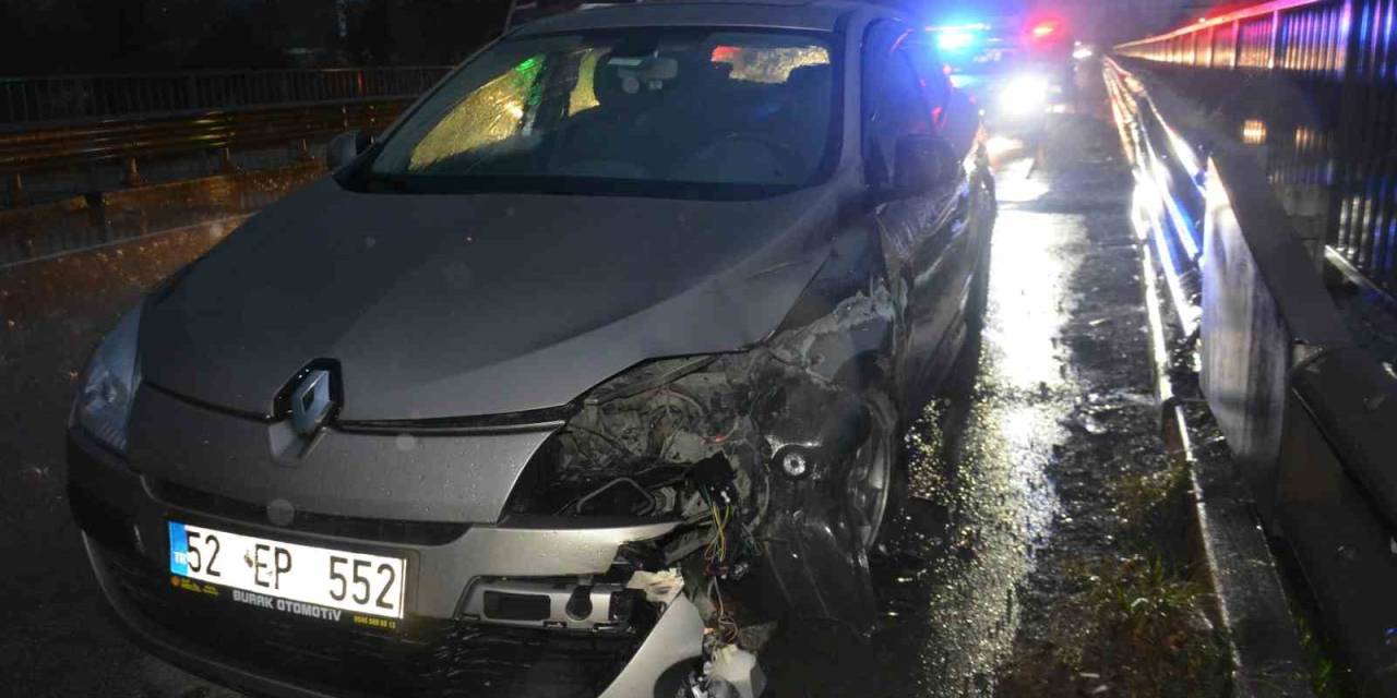 Kediye Çarpmamak İçin Bariyerlere Çarptı: 2 Yaralı