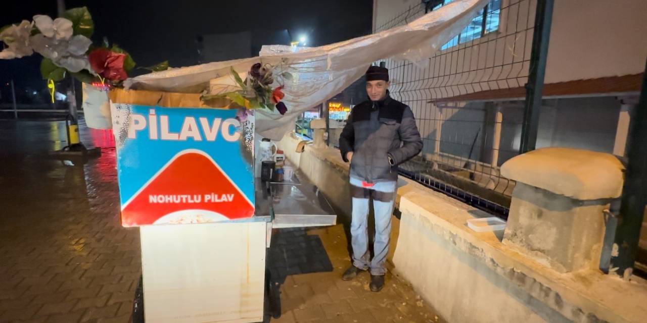 Naylon Altında Nohutlu Pilav Satarak Evini Geçindiriyor