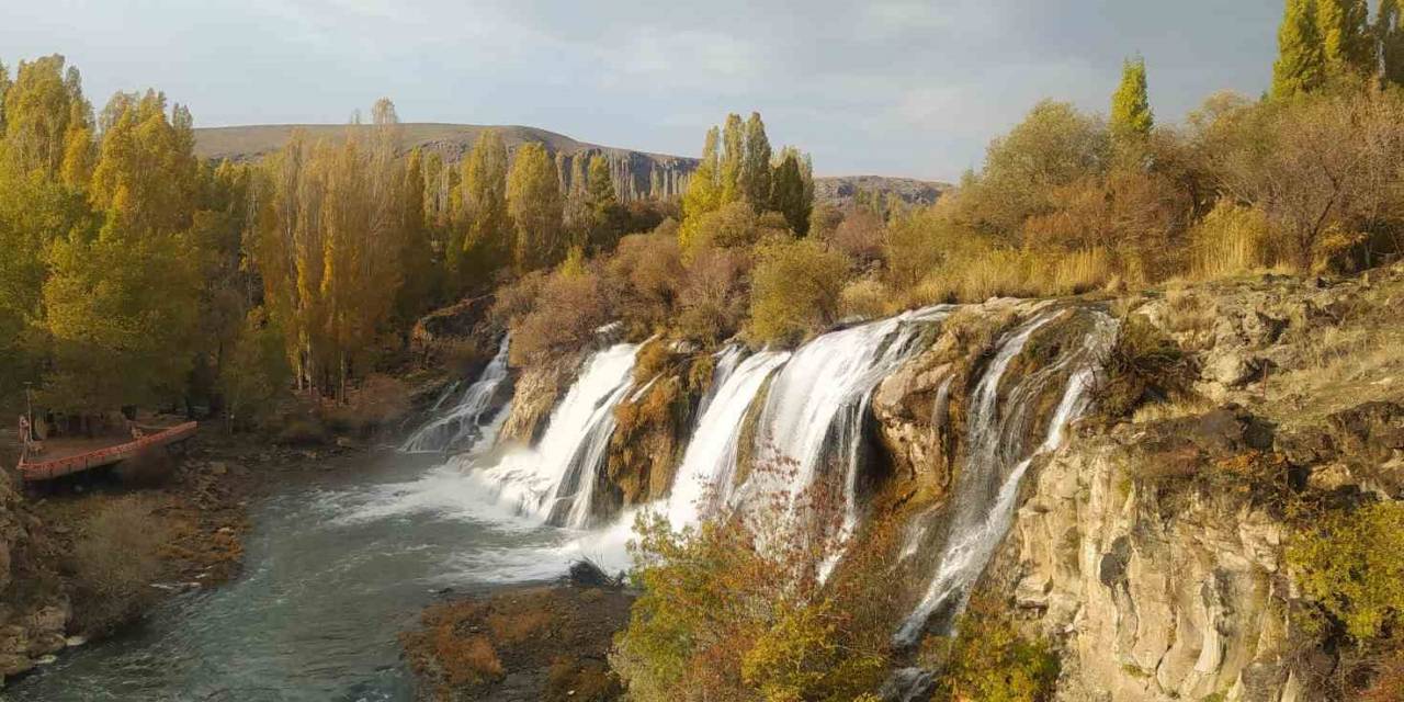 Muradiye Şelalesi’nde Sonbahar Güzelliği