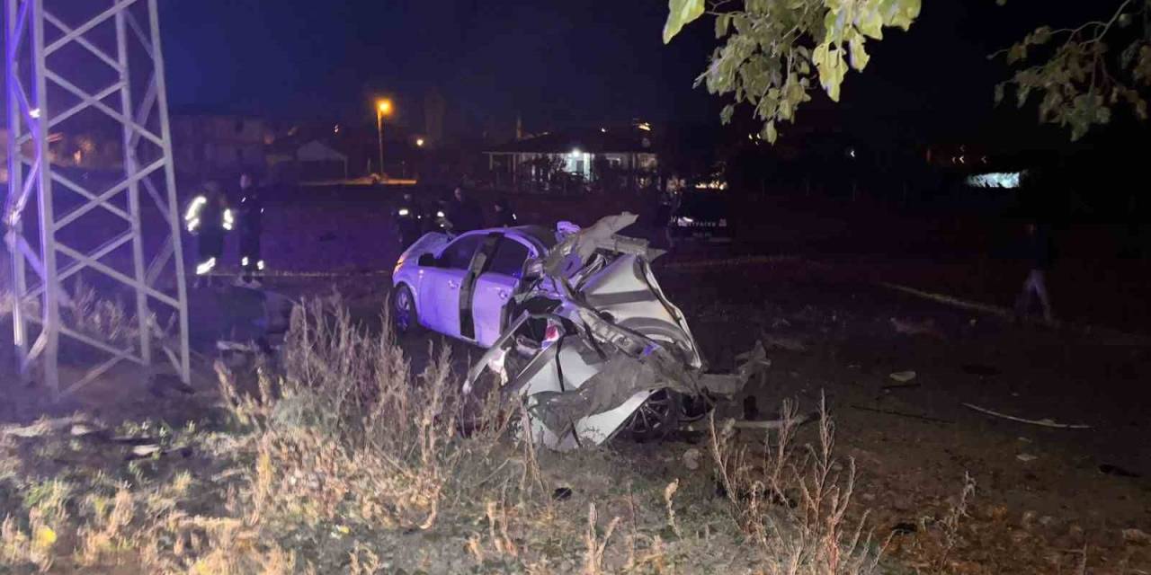 Amasya’da Alkollü Sürücünün Kullandığı Otomobil Ağaca Çarparak Parçalandı: 2 Ölü, 2 Yaralı