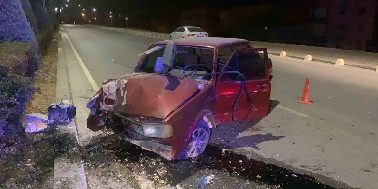 Karaman’da Aydınlatma Direğine Çarpan Otomobilin Sürücüsü Yaralandı