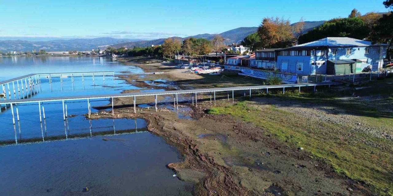 İznik Gölü’nün En Büyük İskelesi De Karaya Oturdu