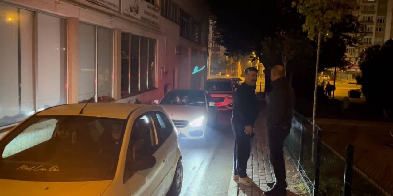 Ayakta Zor Yürüyen Sürücü Çekim Yapan Gazeteciyi Görünce Alkolmetreyi Üflemedi