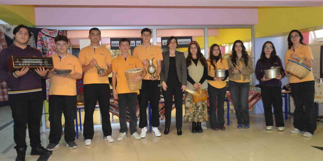 Liseli Öğrenciler Okul Koridorunu 100 Yıllık Eserlerin Olduğu Tarihi Müzeye Çevirdi