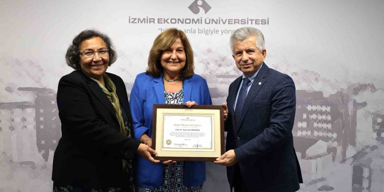 İeü’lü Profesöre ‘Uluslararası’ Gurur