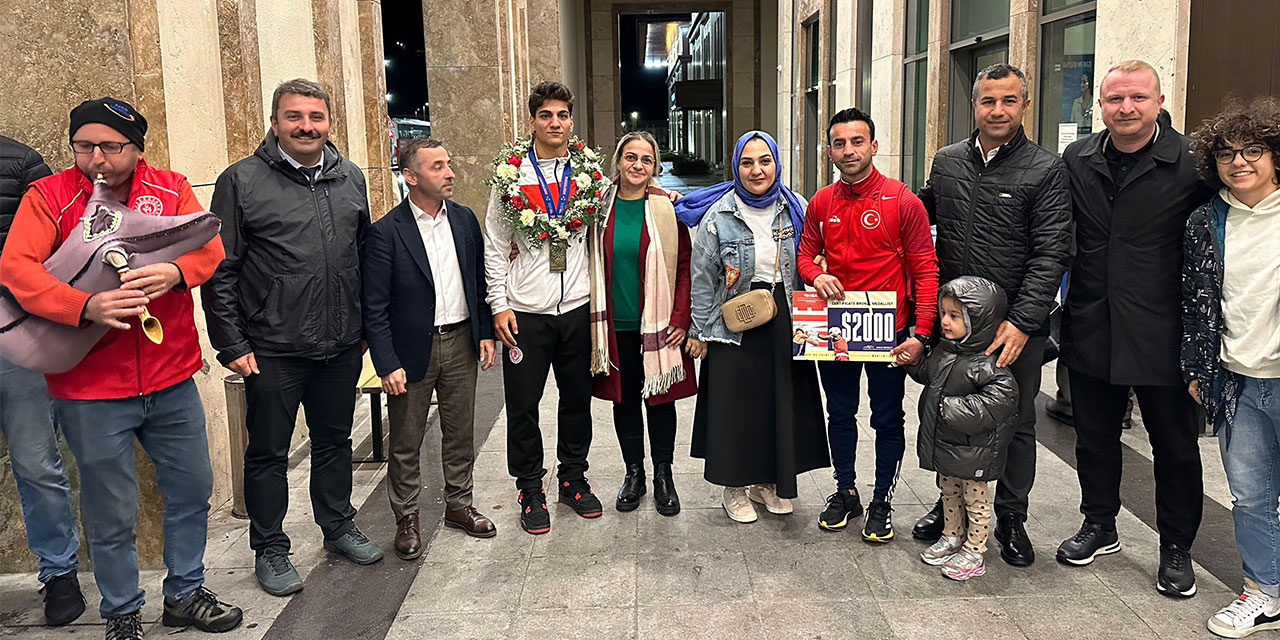 Dünya 3.’sü boksör Alperen Yılmaz, Rize'de tulumla karşılandı