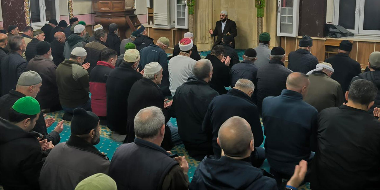 Rize’de Reşadiye Camii, Cuma Geceleri Birlik ve Beraberliğin Adresi Oluyor