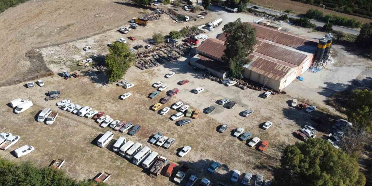 Kozan’da Sahipleri Tarafından Alınmayan Yüzlerce Motosiklet Ve Otomobil Yedieminde Hurdaya Dönüştü