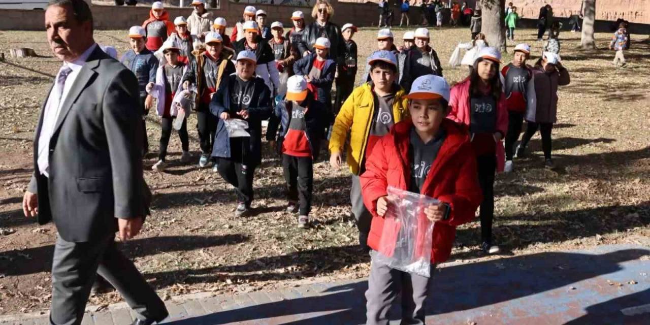 Aksaray’da Çocuklar Meşe Palamudu Toplamak İçin Yarıştı